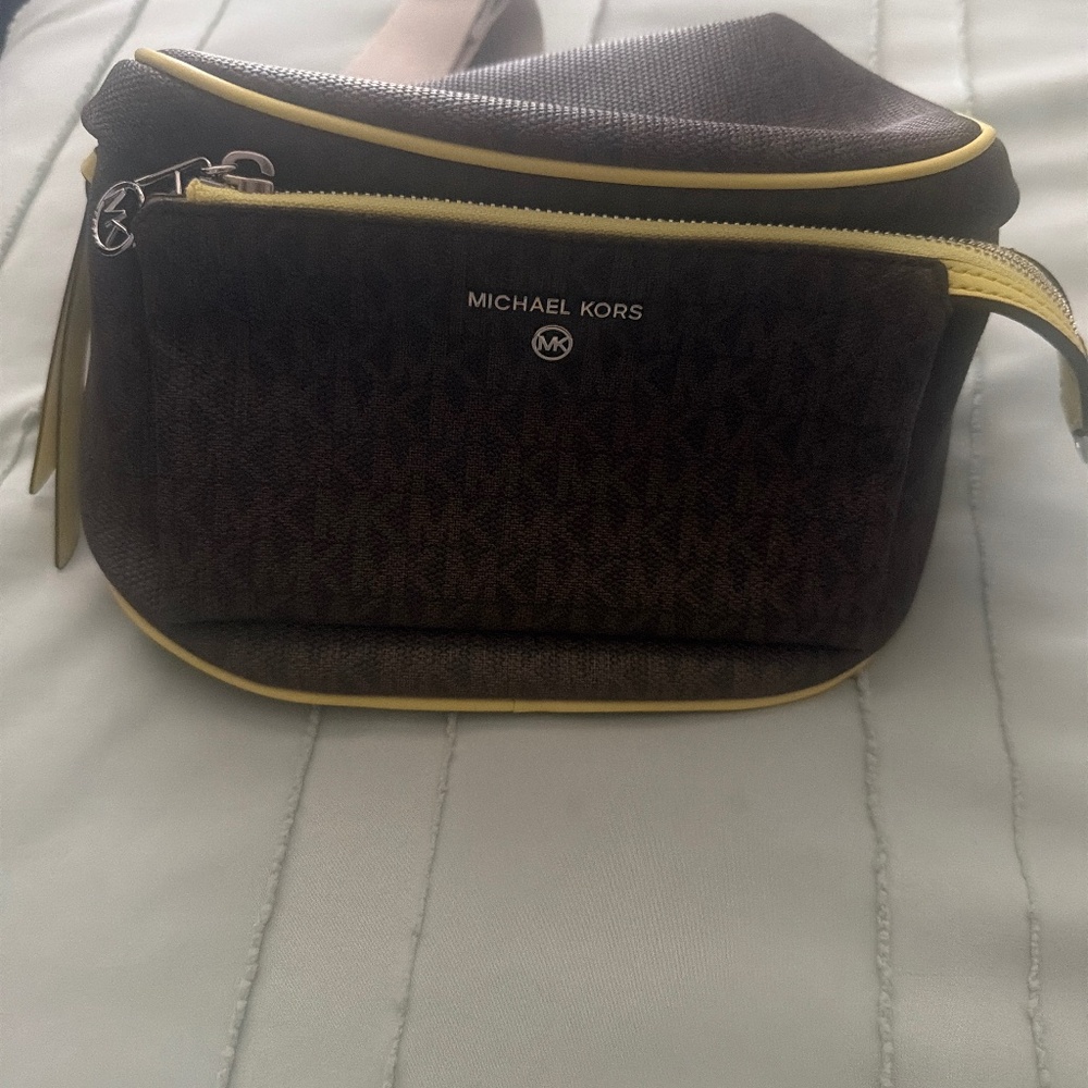 Michael Kors slides and fanny pack - Picture 1 of 3